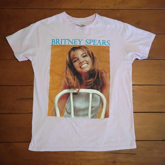 Britney Spears! BABY PINK Tshirt In Chair (2021) Size Medium! - Picture 1 of 3